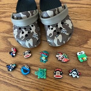 CROCS Kids Camo map Clogs with 10 Fun Charms